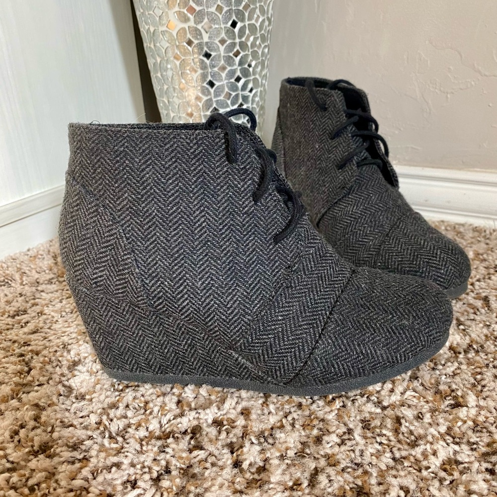 Cityclassified gray wedge ankle booties 6.5